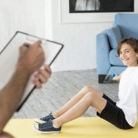 garoto-e-seu-pai-fazendo-esporte-em-casa