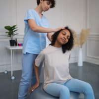 mulher-em-um-centro-de-reabilitacao-recebendo-tratamento