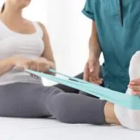 mulher-em-sessao-de-fisioterapia